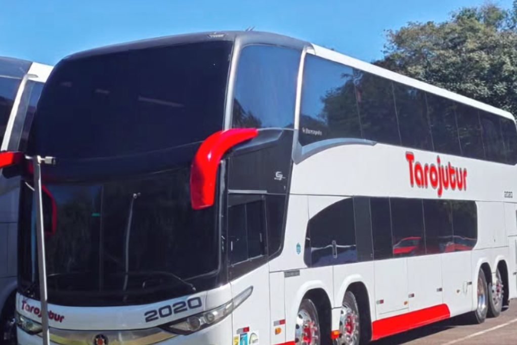 Ônibus de dois andares da Tarojutur estacionado sob céu azul
