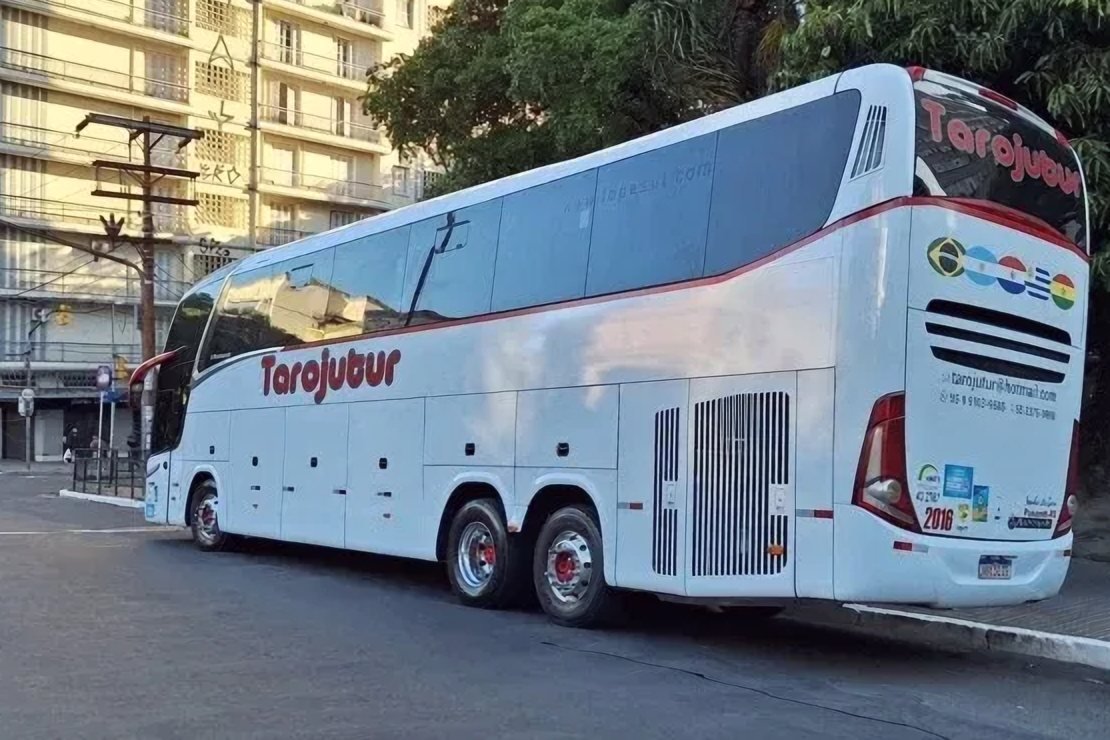 Traseira do ônibus da Tarojutur com as bandeiras do Brasil, da Argentina, do Paraguai, do Uruguai e da Bolívia